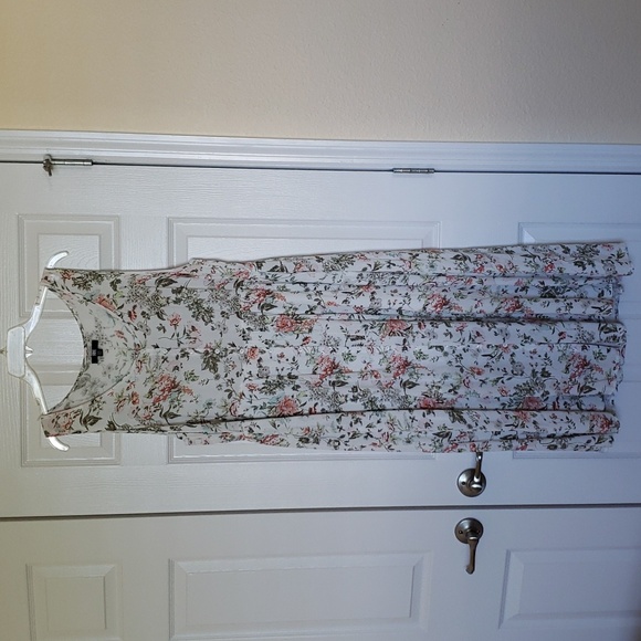 Lovely NEW Dress - Picture 2 of 12